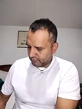 Snapshot of RogueTraveler chatting on 09-20-25, 03:51 RogueTraveler online show from 09-20-25, 03:51