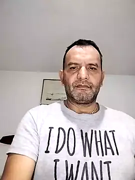 Snapshot of RogueTraveler chatting on 09-21-25, 04:25 RogueTraveler online show from 09-21-25, 04:25