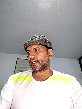 Snapshot of RogueTraveler chatting on 09-25-25, 03:32 RogueTraveler online show from 09-25-25, 03:32