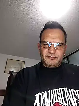 Snapshot of RogueTraveler chatting on 10-15-25, 03:17 RogueTraveler online show from 10-15-25, 03:17