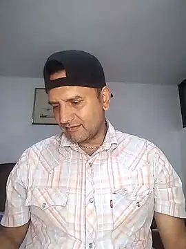 Snapshot of RogueTraveler chatting on 10-20-25, 03:29 RogueTraveler online show from 10-20-25, 03:29