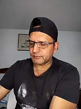 Snapshot of RogueTraveler chatting on 10-21-25, 04:02 RogueTraveler online show from 10-21-25, 04:02