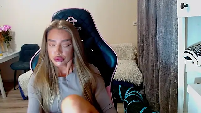 Snapshot of lonely_dreamm chatting on 12-13-24, 02:16 lonely dreamm online show from 12-13-24, 02:16