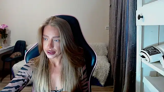 Snapshot of lonely_dreamm chatting on 12-15-24, 09:03 lonely dreamm online show from 12-15-24, 09:03