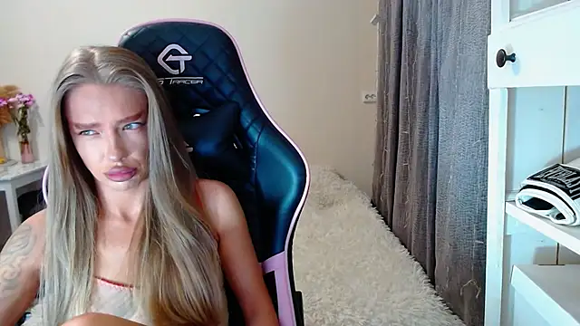 Snapshot of lonely_dreamm chatting on 12-19-24, 01:29 lonely dreamm online show from 12-19-24, 01:29