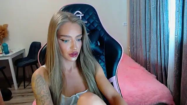 Snapshot of lonely_dreamm chatting on 02-02-25, 10:13 lonely dreamm online show from 02-02-25, 10:13