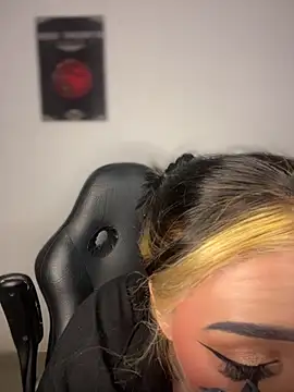 AnnikaMerliahh  online show from 10-31-25, 04:13