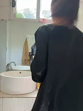 Snapshot of desiregirl69 chatting on 12-18-24, 05:04 desiregirl69 online show from 12-18-24, 05:04