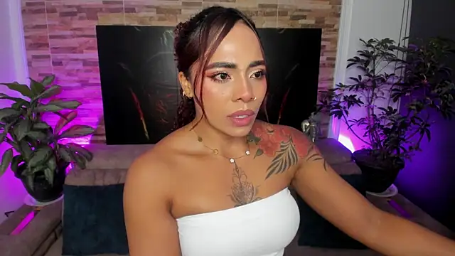 Snapshot of emilyfitness chatting on 06-11-26, 12:32 emilyfitness online show from 06-11-26, 12:32