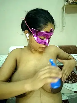 Snapshot of bigtitsqueen chatting on 10-28-25, 05:00 bigtitsqueen online show from 10-28-25, 05:00