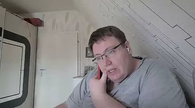 Snapshot of der_alex38 chatting on 02-15-25, 12:33 der alex38 online show from 02-15-25, 12:33