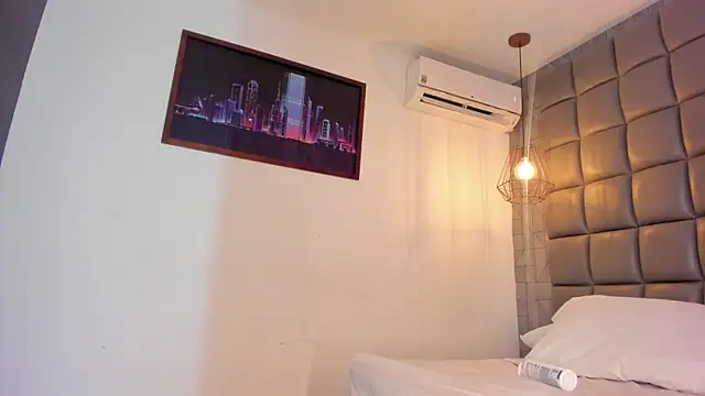 Snapshot of mile_uribe chatting on 09-10-25, 04:34 mile uribe online show from 09-10-25, 04:34