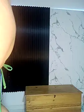 Snapshot of mile_uribe chatting on 10-05-25, 03:16 mile uribe online show from 10-05-25, 03:16