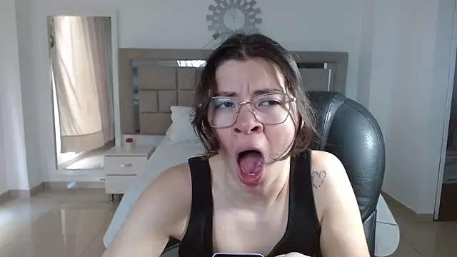 zoecruzz online show from 10-24-25, 03:08