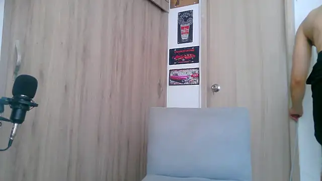 Snapshot of Aaron_kwok28 chatting on 10-09-25, 05:00 Aaron kwok28 online show from 10-09-25, 05:00