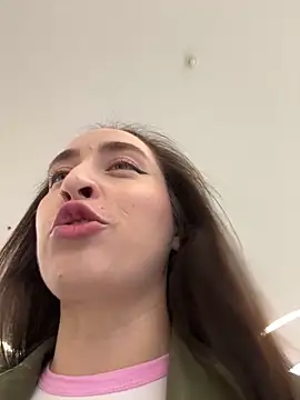 Snapshot of Holly_Play chatting on 09-25-25, 07:12 Holly Play online show from 09-25-25, 07:12