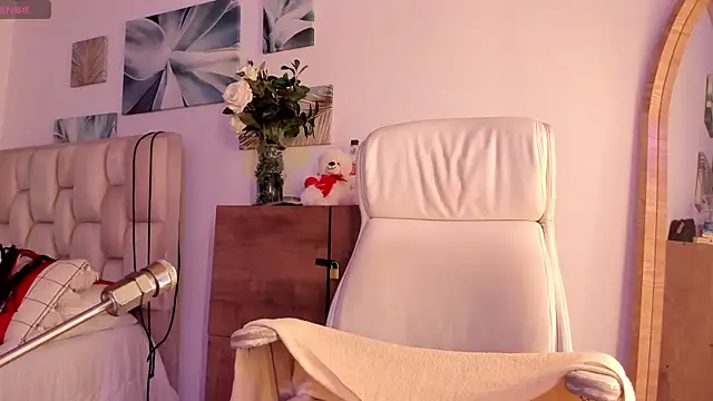 Snapshot of Coquette_Johnson chatting on 03-16-25, 12:44 Coquette Johnson online show from 03-16-25, 12:44