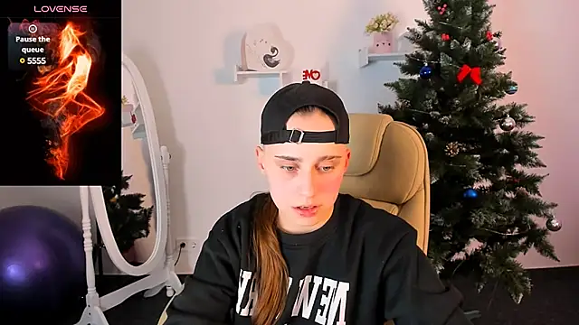 Dolly  Queen  online show from 12-16-24, 08:16