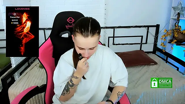 Dolly  Queen  online show from 12-19-24, 11:14