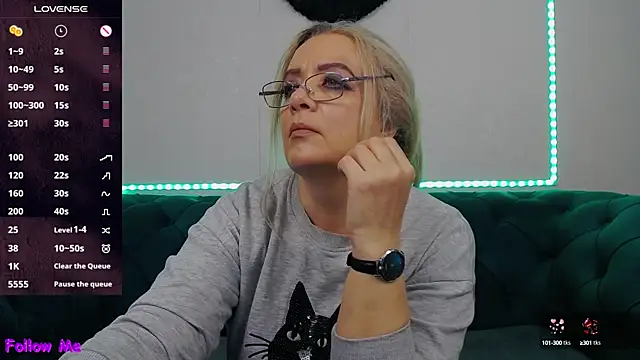 Snapshot of IvanaCharm chatting on 10-14-25, 03:18 IvanaCharm online show from 10-14-25, 03:18