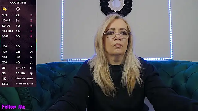 Snapshot of IvanaCharm chatting on 11-28-25, 04:37 IvanaCharm online show from 11-28-25, 04:37