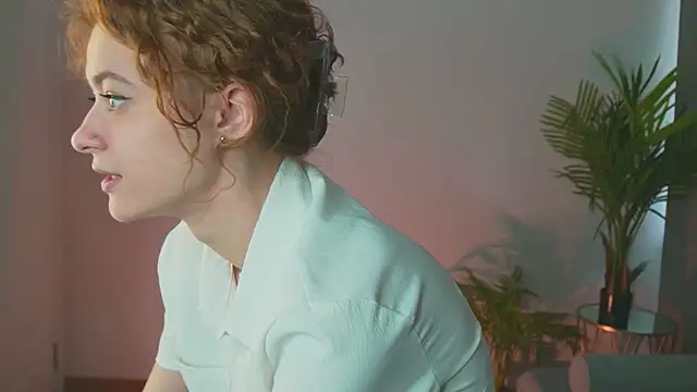 Snapshot of Curly_Moon chatting on 03-16-25, 02:44 Curly Moon online show from 03-16-25, 02:44