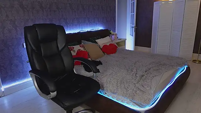 Miss Elia online show from 03-16-25, 07:49