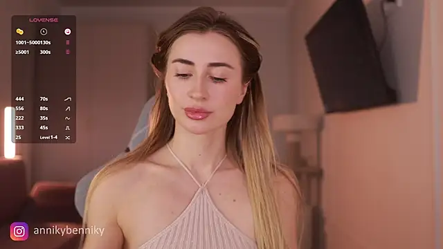 Coconutkittyy online show from 03-09-25, 02:54