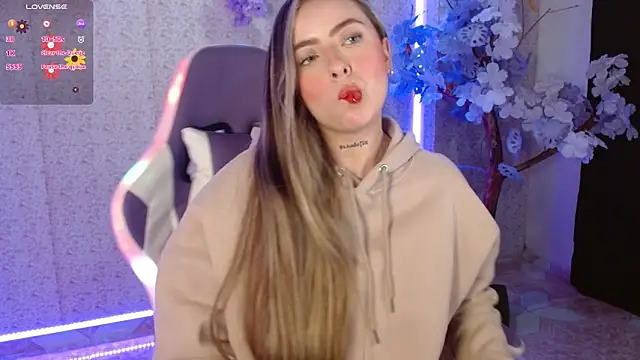 Snapshot of NaomiFox1 chatting on 02-15-25, 03:31 NaomiFox1 online show from 02-15-25, 03:31