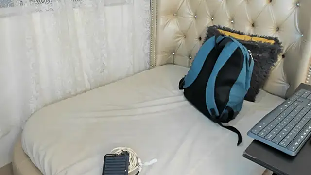 AlexaFoxy18 online show from 09-19-25, 06:59