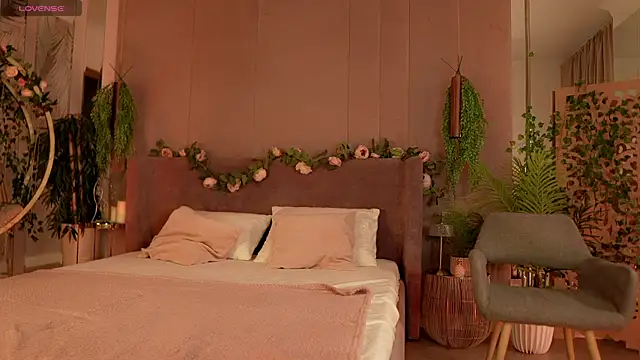 Smiley Mia online show from 10-16-25, 05:19