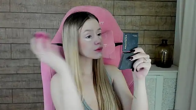 MilanaBalmain online show from 11-16-25, 04:29