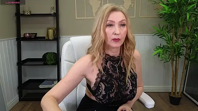 Snapshot of LadyLeea chatting on 01-22-25, 09:02 LadyLeea online show from 01-22-25, 09:02