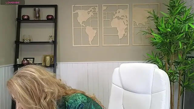 Snapshot of LadyLeea chatting on 02-05-25, 05:30 LadyLeea online show from 02-05-25, 05:30