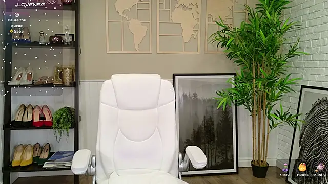 Snapshot of LadyLeea chatting on 09-23-25, 05:21 LadyLeea online show from 09-23-25, 05:21