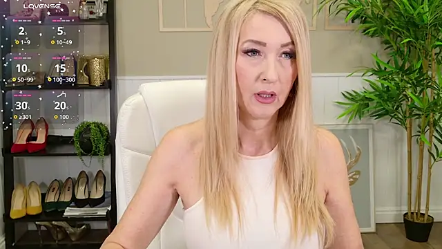 Snapshot of LadyLeea chatting on 11-24-25, 05:07 LadyLeea online show from 11-24-25, 05:07