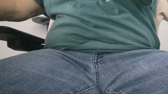 Snapshot of Leo_Sanders chatting on 02-25-26, 03:21 Leo Sanders online show from 02-25-26, 03:21