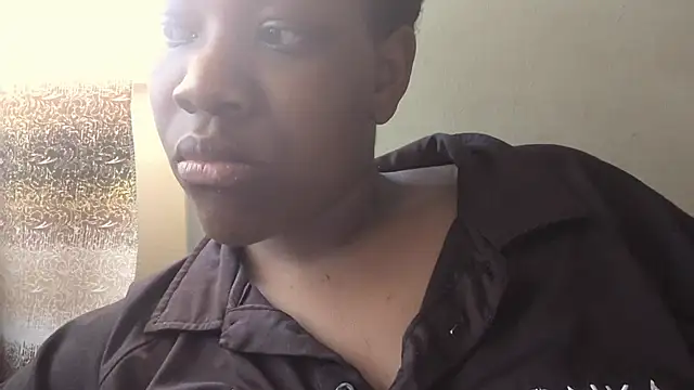 Snapshot of vanie chatting on 10-17-25, 12:19 vanie online show from 10-17-25, 12:19