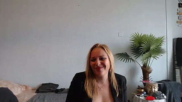 Doucelouve9 online show from 02-19-25, 01:17