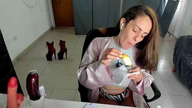 Snapshot of jessiburningheels chatting on 02-05-25, 12:38 jessiburningheels online show from 02-05-25, 12:38