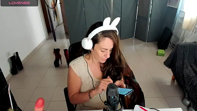 Snapshot of jessiburningheels chatting on 02-18-25, 01:22 jessiburningheels online show from 02-18-25, 01:22