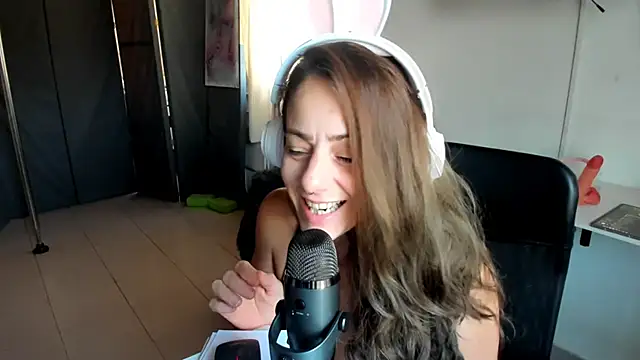 Snapshot of jessiburningheels chatting on 02-21-25, 10:17 jessiburningheels online show from 02-21-25, 10:17