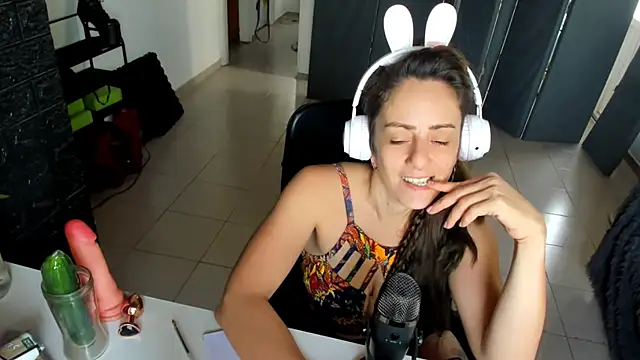 Snapshot of jessiburningheels chatting on 02-28-25, 01:03 jessiburningheels online show from 02-28-25, 01:03