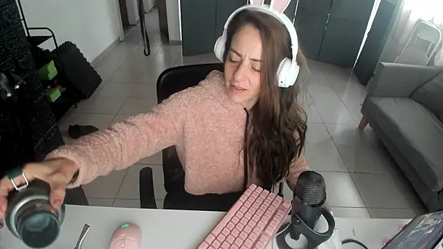 Snapshot of jessiburningheels chatting on 03-16-25, 01:49 jessiburningheels online show from 03-16-25, 01:49