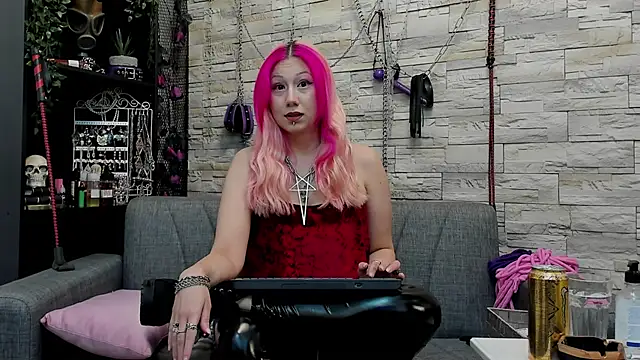 Snapshot of CruelMistress chatting on 12-11-24, 01:05 CruelMistress online show from 12-11-24, 01:05
