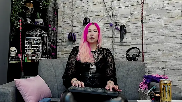 Snapshot of CruelMistress chatting on 12-13-24, 04:43 CruelMistress online show from 12-13-24, 04:43