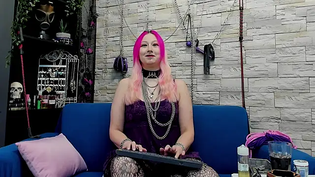 Snapshot of CruelMistress chatting on 12-15-24, 11:53 CruelMistress online show from 12-15-24, 11:53