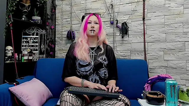 Snapshot of CruelMistress chatting on 12-18-24, 02:10 CruelMistress online show from 12-18-24, 02:10