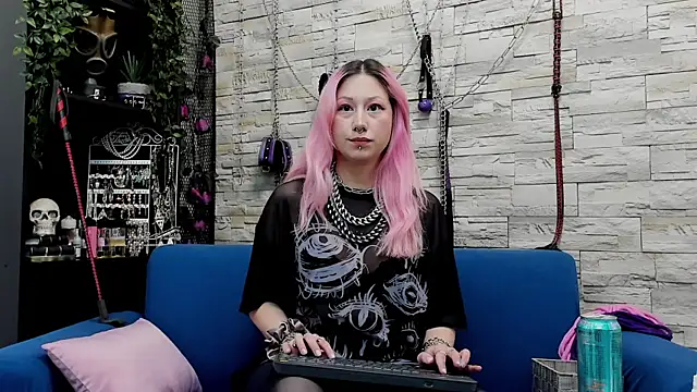 Snapshot of CruelMistress chatting on 02-23-25, 11:25 CruelMistress online show from 02-23-25, 11:25