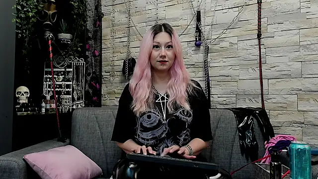 Snapshot of CruelMistress chatting on 03-18-25, 11:20 CruelMistress online show from 03-18-25, 11:20